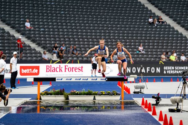 Tina Boehm (OTB Osnabrueck) und Katrin Geiger (SV Steinheim) ueber 3000m Hindernis waehrend der deutschen Leichtathletik-Meisterschaften im Olympiastadion am 25.06.2022 in Berlin